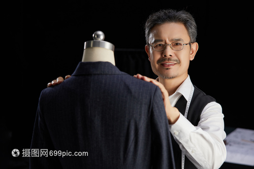 中年服裝設(shè)計(jì)師的跨界融合 當(dāng)服裝設(shè)計(jì)靈感遇上日用百貨革新