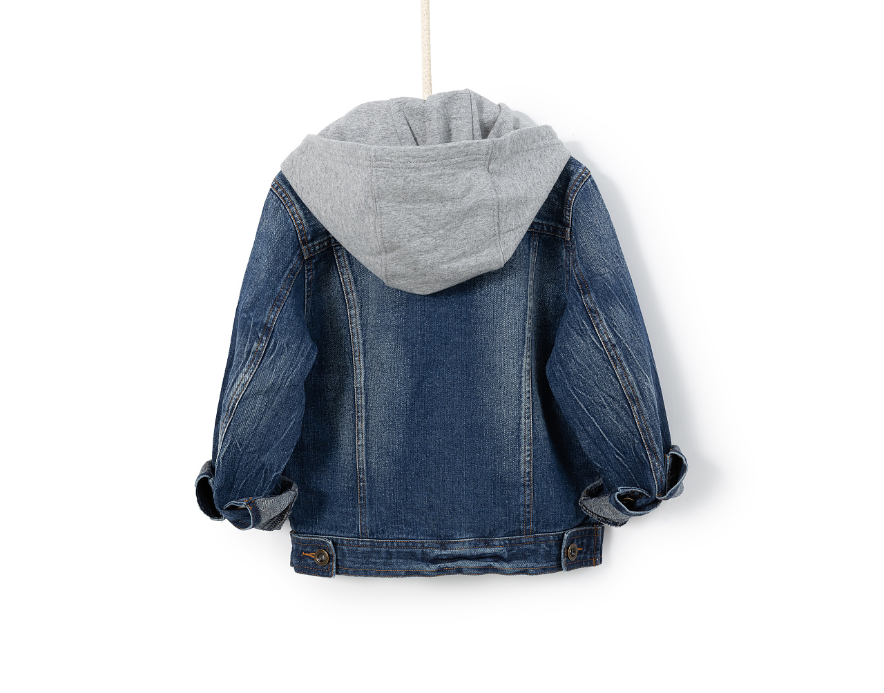 跨界風尚 連帽牛仔外套童裝與化妝品銷售的靜物拍攝美學